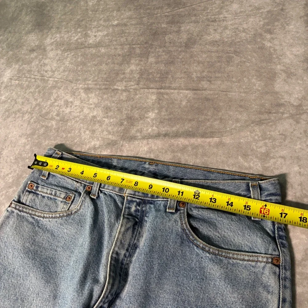 Vintage Levis 550 Relaxed Fit Tapered Leg Jeans Light Wash Blue 36x29 Mens 90s